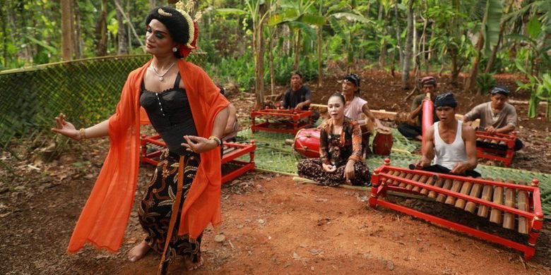 kultusterlarang's tweet photo. Let me introduce you to mas Rianto, penari lengger lanang yang sudah membawakan tariannya di puluhan negara. Kisah hidupnya diangkat oleh sutradara Garin Nugroho ke dalam film Kucumbu Tubuh Indahku, yang meraih delapan piala Citra pada tahun 20219. https://t.co/HCHRUBuxjY