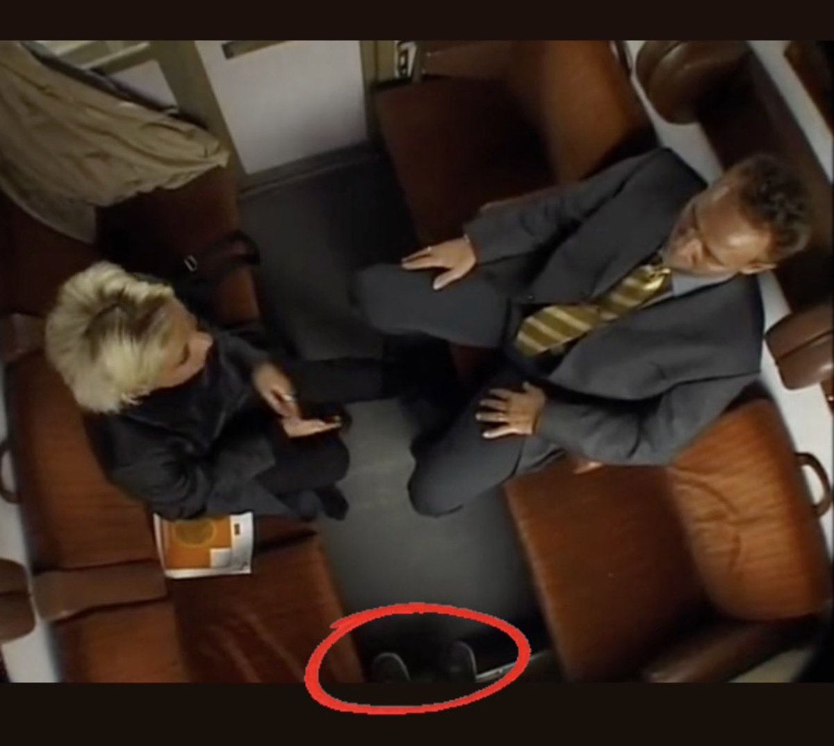 Sorry, aber mich triggert das, wenn man in einem Porno die Füße vom Kameramann sieht. 
OK, es waren die 90er und die Technik war noch nicht so klein. Aber das hätte man vermieden können 🙄