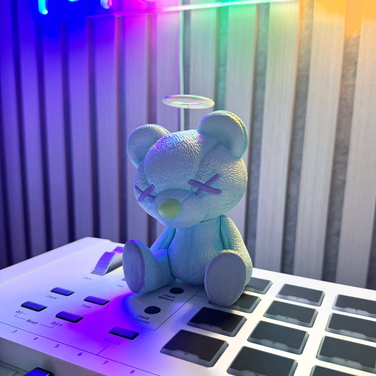seratel9's tweet photo. 音楽の作業する時はテンションあげてこれでやる🎹

おうえん隊のくまちゃん🧸

…...まぶしい!!!(?) https://t.co/k9VpXRE5Uk
