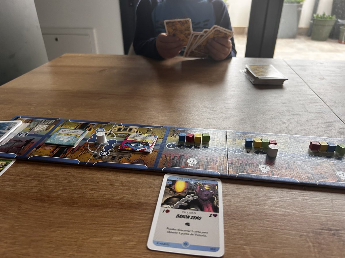 Buen fin de semana, estrenando Magnate, (muy divertido) y una partidita domingera con el niño a Marvel: escaramuza en NY.