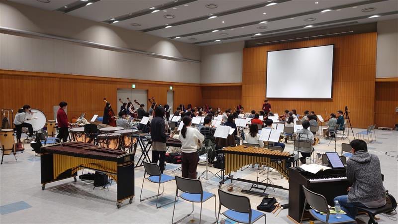 ensemble_free's tweet photo. 少し前になりますが、1月某日、第42回演奏会に向けた初回練習を行いました！
全体の流れを確認しつつ、細かく調整した箇所もあり、初日からしっかり練習が進んでいます。
これから本番に向けて、一歩ずつ準備を進めていければと思います🌱

チケットはこちら👇
https://t.co/DKjarExhN6 https://t.co/426i8IESc7