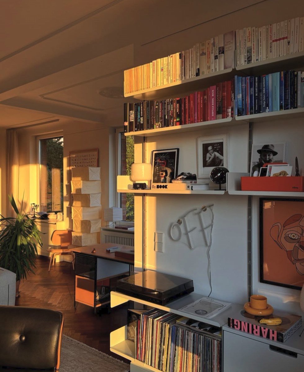 TOLLIstudio's tweet photo. Sunset does the heavy lifting.
Low, warm lamps echo the sky.
Shelving stays linear and restrained.
Furniture keeps a calm profile.
When ambient light aligns with architecture, mood feels intentional.
#AmbientLighting #ModernLiving #InteriorFocus
cozy.lvn https://t.co/GoNWLSMl4c