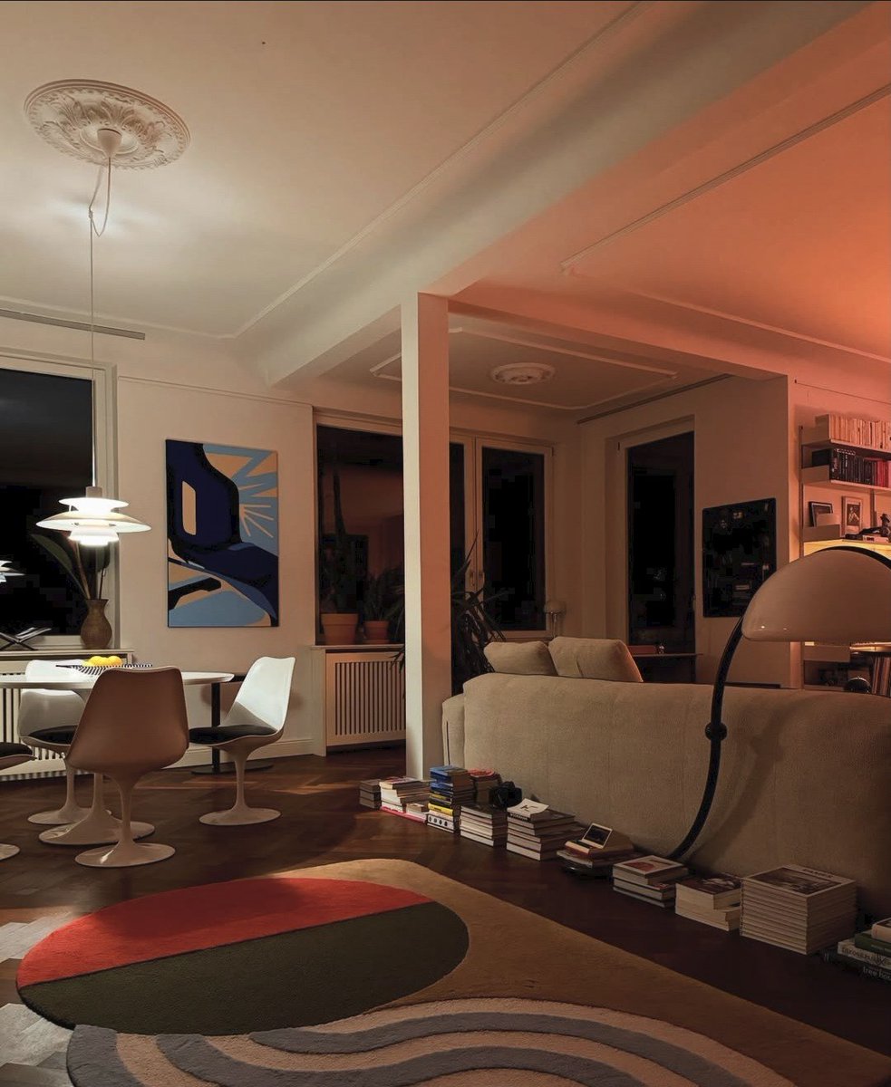 TOLLIstudio's tweet photo. Sunset does the heavy lifting.
Low, warm lamps echo the sky.
Shelving stays linear and restrained.
Furniture keeps a calm profile.
When ambient light aligns with architecture, mood feels intentional.
#AmbientLighting #ModernLiving #InteriorFocus
cozy.lvn https://t.co/GoNWLSMl4c