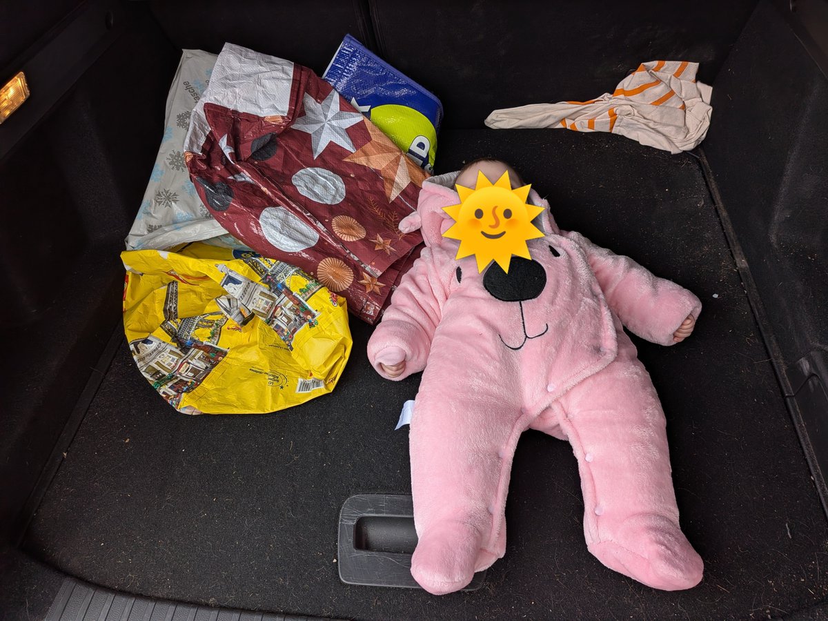 Choubichon's tweet photo. Et voilà comment économiser un siège auto, hop bébé dans le coffre https://t.co/AChobz1XeZ
