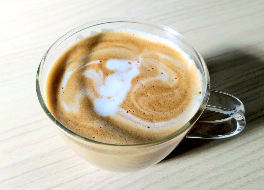 暇な時にYouTube見ながらラテアートの練習しているんだけれど、なかなか上手くいかない
最初のカプチーノからはそれっぽくなってきた
♡は描けるようになりたいよね〜