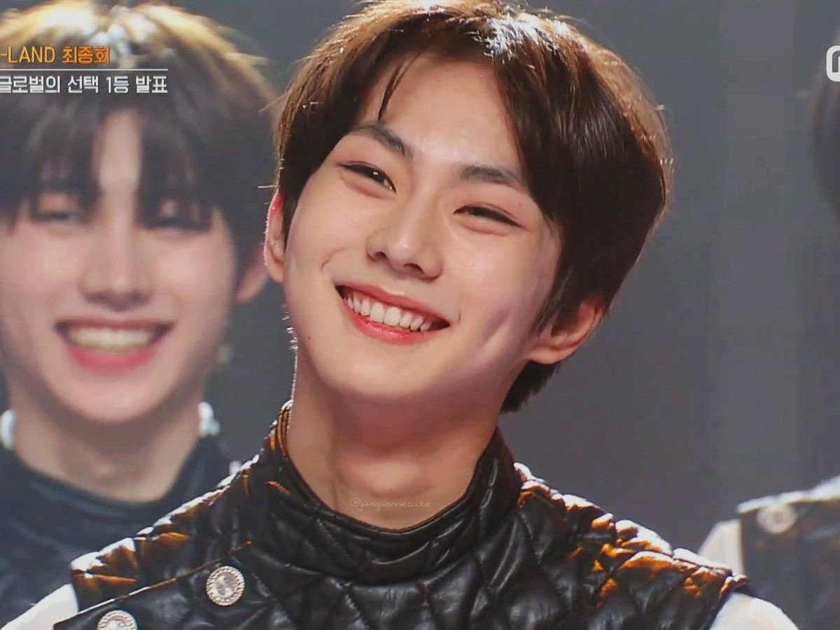 Omg I thought this was Jungwon at first 😭 Anxin really looks like Jungwon and Sunghoon… sometimes he looks more like Sunghoon, sometimes more like Jungwon… omg he’s literally their little son 😭💖