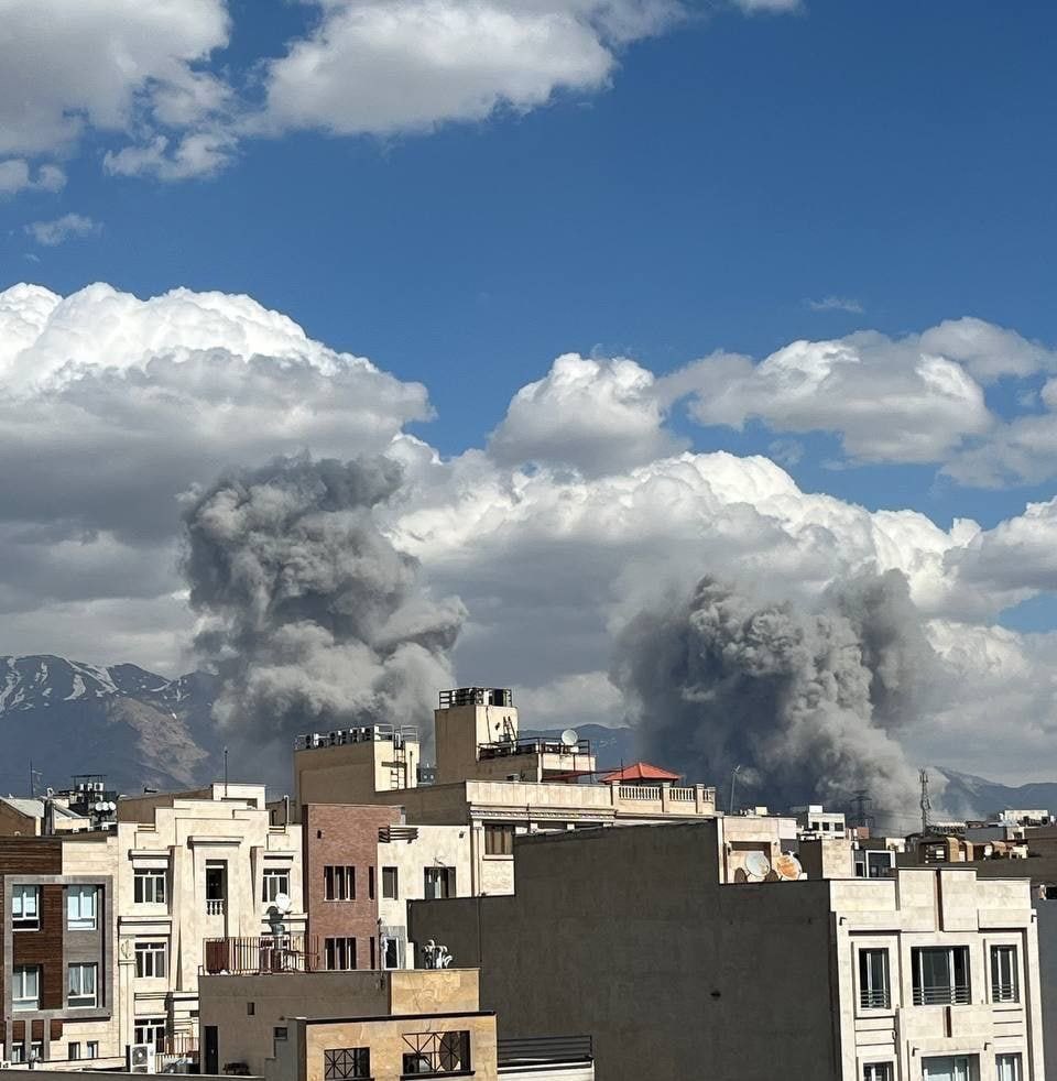 ด่วน! อิสราเอลเพิ่งโจมตีสำนักงานกาชาด (Iranian Red Crescent) ในกรุงเตหะราน ประเทศอิหร่าน

ถือเป็นการโจมตีโดยตรงต่อเจ้าหน้าที่ทางการแพทย์อย่างชัดเจน

Iranian Red Crescent ยืนยันว่ามีการโจมตีใกล้สำนักงานใหญ่ รวมแล้วการโจมตีทั้งหมด ตั้งแต่วันที่ 28 ก.พ.