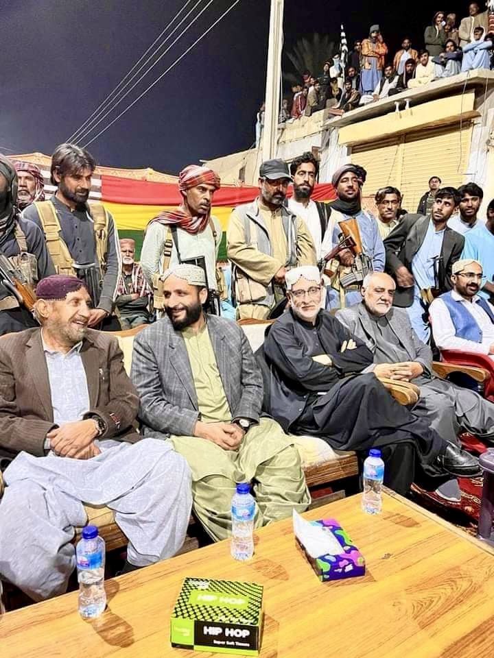 Wadera_zada's tweet photo. شاخیں رہی تو پھول بھی پتے بھی آئیں گے  

یکم مارچ 2025 کو گولیاں ان کے جسم کو چھید سکیں، مگر ان کے نظریے کو نہیں۔ دشمن  سمجھا کہ ایک آواز خاموش ہوگئی — مگر وہ آواز آج سینکڑوں دلوں کی دھڑکن بن ��کی ہے۔

شہادت انجام نہیں، اعلان ہوتی ہے https://t.co/S8DAfsvOn3