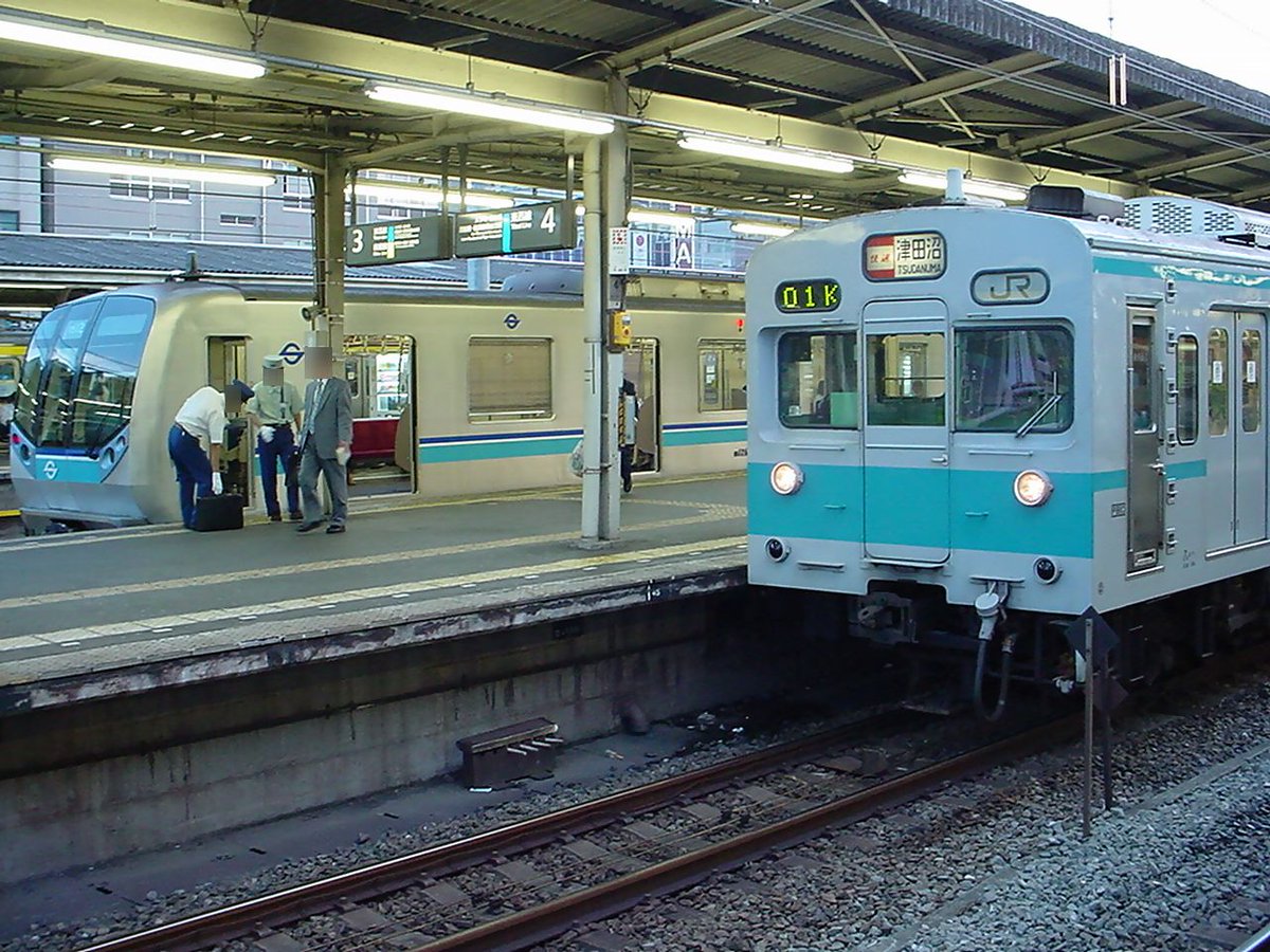 shibu_Train_BUS's tweet photo. 中野駅に停車中の東西線経由津田沼行き301系。
当時も今も平日の朝夕しか見られない行先ですね。
隣にいる05系の営団マークや乗務員さんの制服も懐かしいです。
(写真は再掲載です)
#301系の日 https://t.co/O5gsWl8Tlo