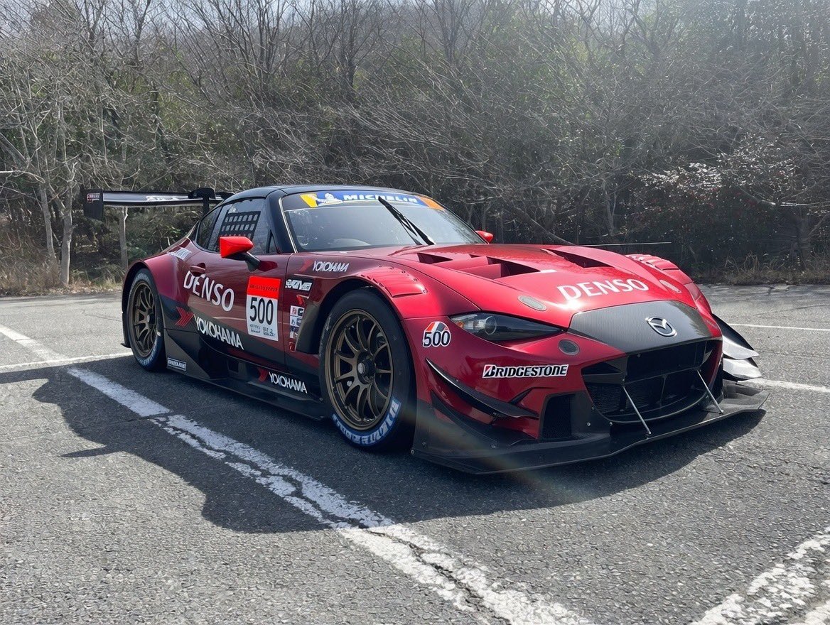 kuroyuki787's tweet photo. ロードスターをスーパーGT仕様にと頼んだらかなり良いのだが後ろを頼んだらスープラに…🤣 https://t.co/XMIsHCz6fi