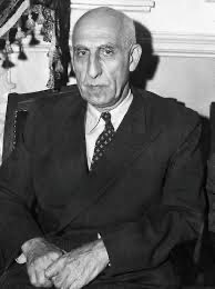 Mohammad Mossadegh, ex primer ministro de Irán, elegido democráticamente.

Nacionalizó el petróleo, en manos de la Anglo-Iranian Oil Company, precursora de British Petroleum (BP).

Fue derrocado en 1953 por un golpe de estado organizado por EE.UU. y Reino Unido.

Así empezó todo.