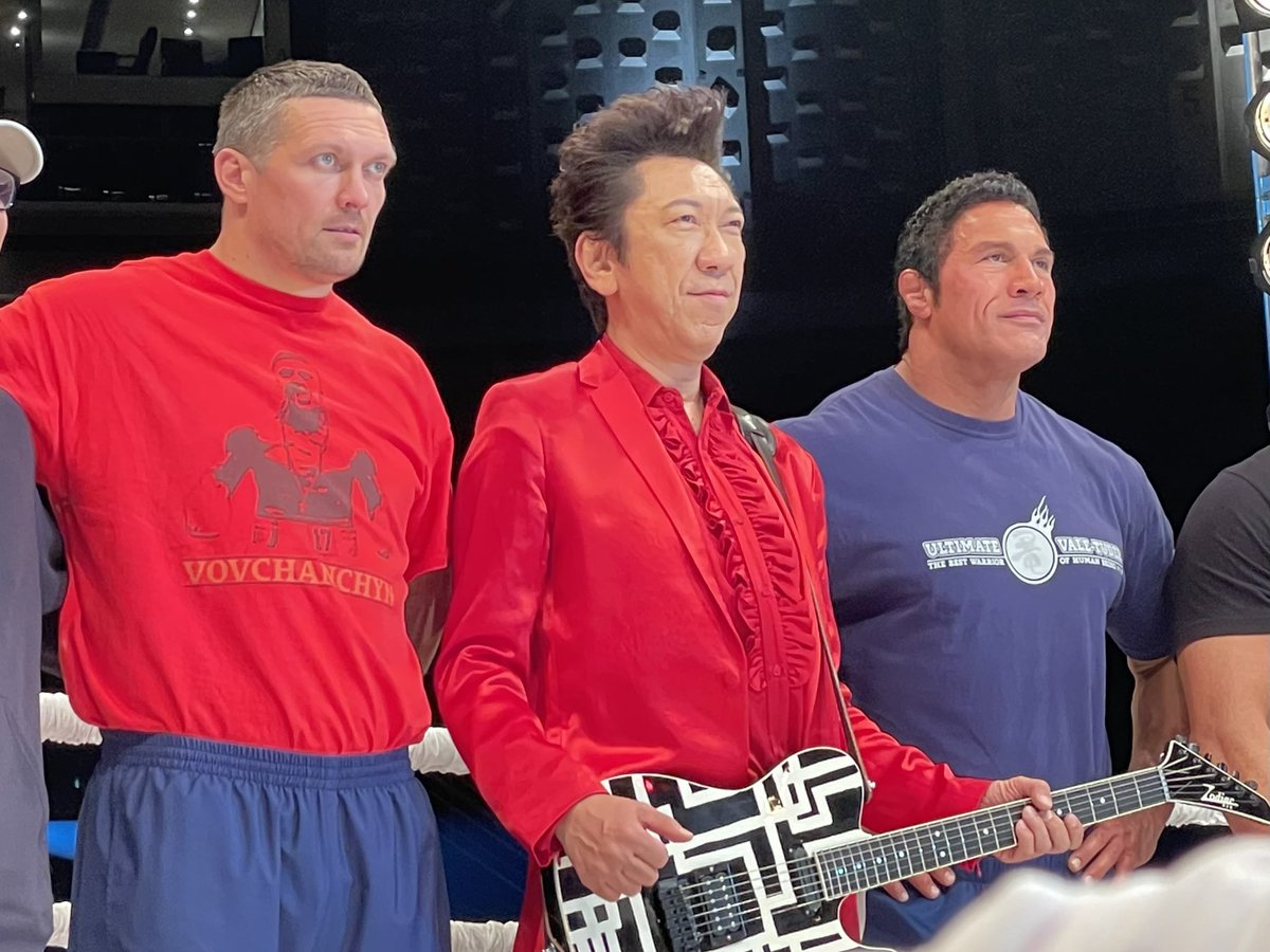 Official_Hotei's tweet photo. バンクーバーでの撮影の合間にウシクとドゥエイン・ジョンソンと。

In between filming in Vancouver with Usyk and Dwayne Johnson.

@usykaa @TheRock @SmashingMovie 
#ウシク　#ドゥエインジョンソン #therock #布袋寅泰 #thesmashingmachine https://t.co/b6Nj8zNjPE