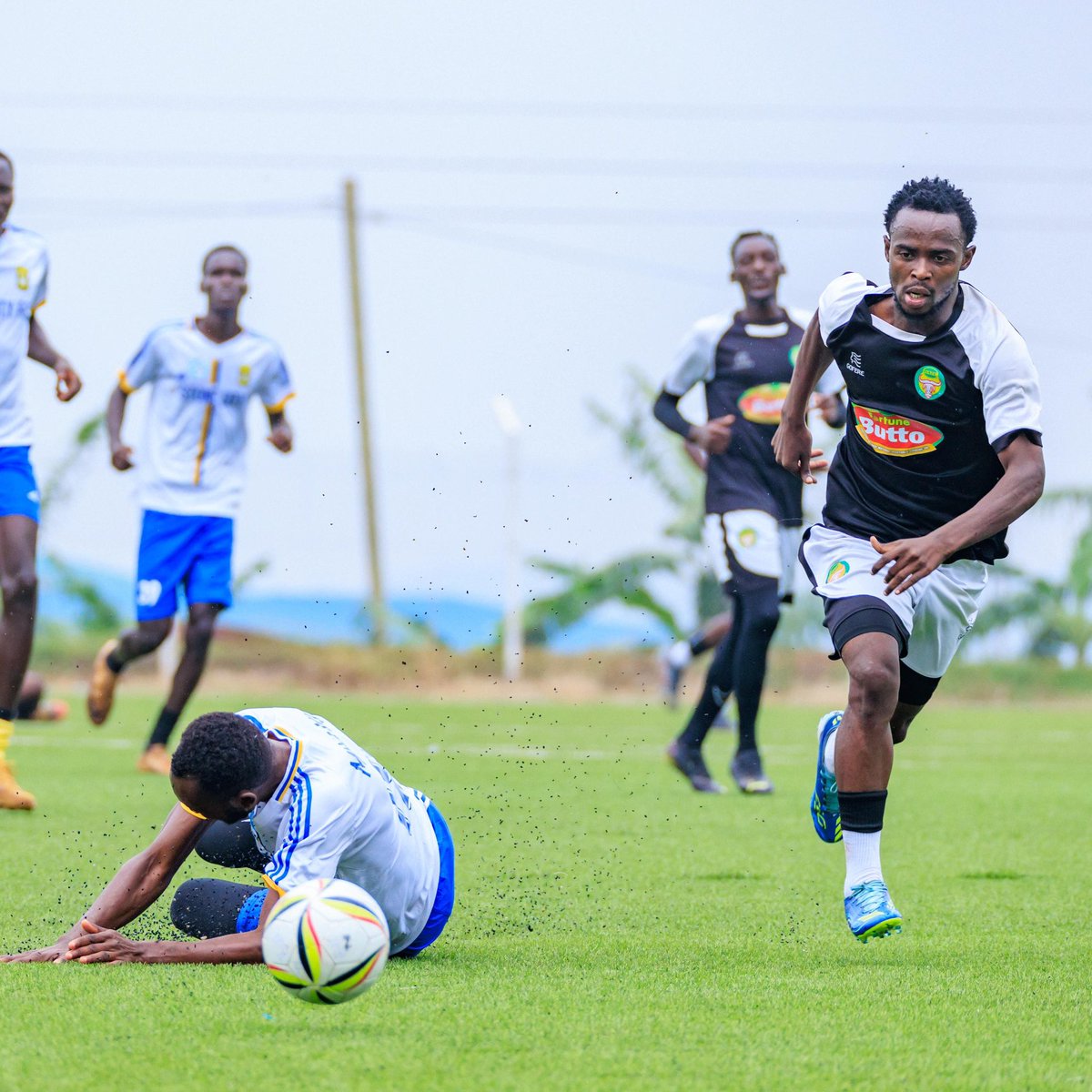 Bulfc1's tweet photo. #PracticeGame
BUL FC 6-0 Stone City FC
Karim Ndugwa ⚽️⚽️⚽️
Wagoina ⚽️
Innocent ⚽️
Mugulusi ⚽️ || #BULFC || #TheEasternGiants https://t.co/ubMtJEjZDi