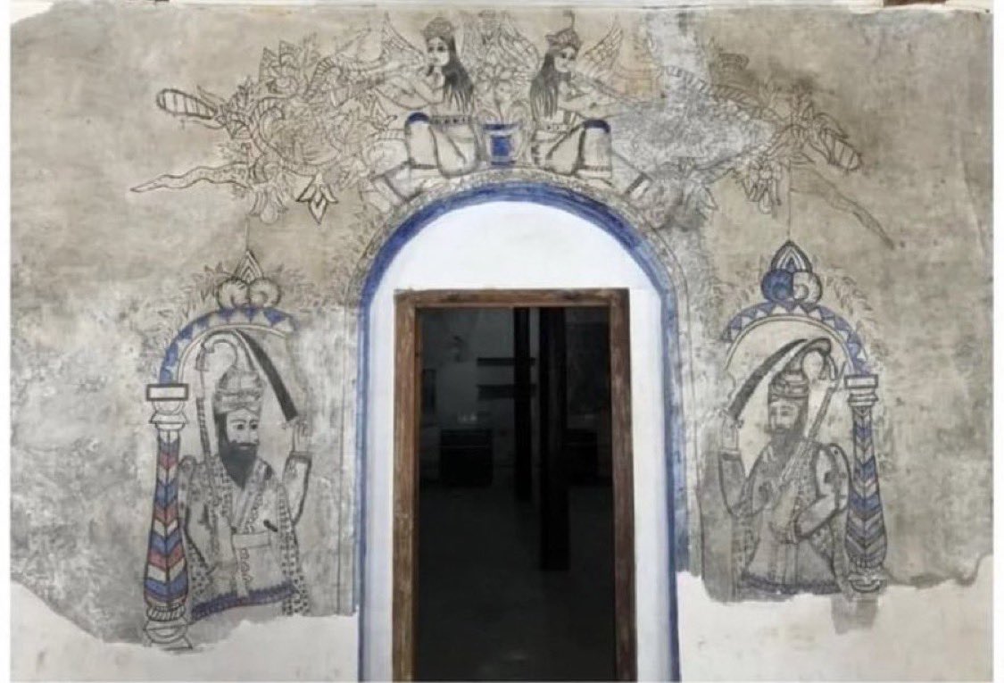 It were the merchant Khatris &amp; Sindhis who spread the message of Sikhi across world —from central Asia, all across Subcontinent, to southeast Asia.
Here’s HarMandir they built in Bandar Abbas, 🇮🇷. Fascinatingly, the Nihangs are shown as Jaya-Vijaya —the gatekeepers to Sri Vishnu.