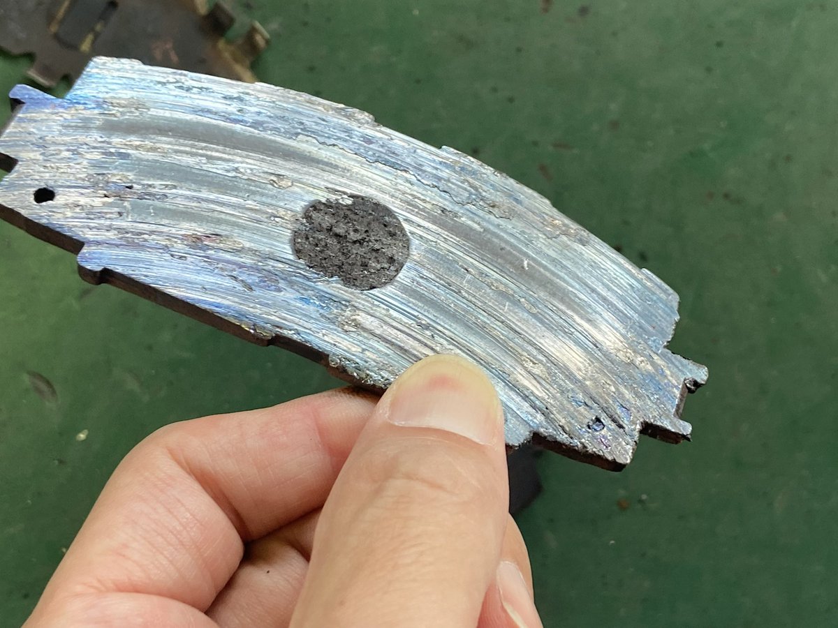 teammho's tweet photo. 【ブレーキ残量0mm】

タイヤ外した瞬間、背中が冷える。

パッド、ない。

本当にない。

鉄と鉄がこんにちはしてる。

客「昨日まで普通だった」

僕（止まれてただけです）

整備士が無口になる瞬間ランキング上位。 https://t.co/OOnwgoqOoE