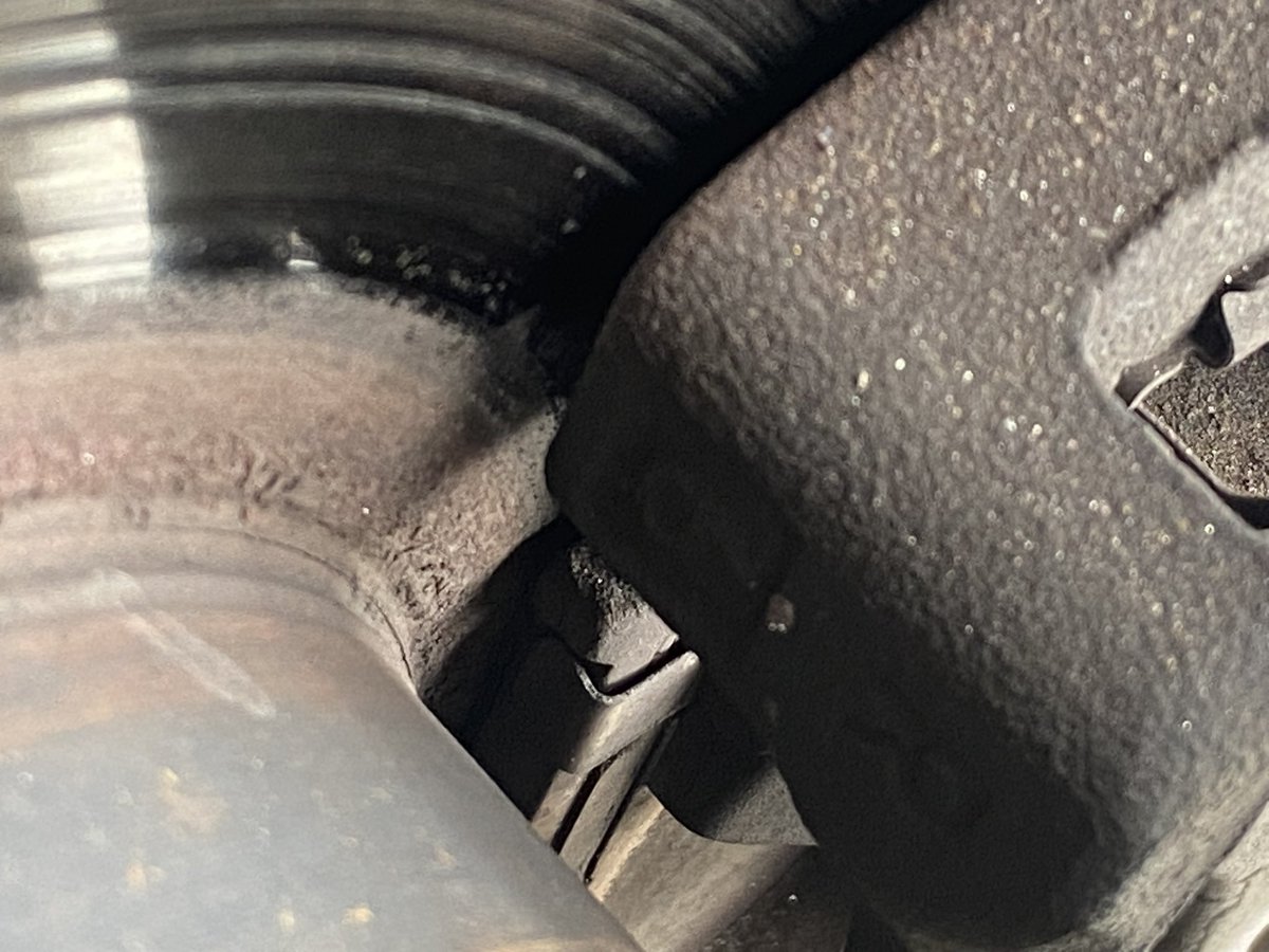 teammho's tweet photo. 【ブレーキ残量0mm】

タイヤ外した瞬間、背中が冷える。

パッド、ない。

本当にない。

鉄と鉄がこんにちはしてる。

客「昨日まで普通だった」

僕（止まれてただけです）

整備士が無口になる瞬間ランキング上位。 https://t.co/OOnwgoqOoE