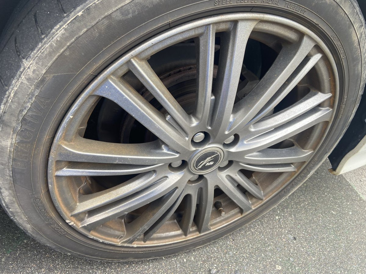 teammho's tweet photo. 【ブレーキ残量0mm】

タイヤ外した瞬間、背中が冷える。

パッド、ない。

本当にない。

鉄と鉄がこんにちはしてる。

客「昨日まで普通だった」

僕（止まれてただけです）

整備士が無口になる瞬間ランキング上位。 https://t.co/OOnwgoqOoE