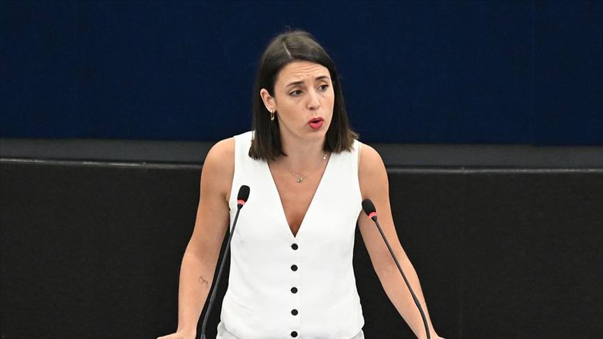 İspanya Milletvekili Irene Montero, Avrupa Parlamentosu’nda konuştu:

"İran'ın bombalanması ve yaptırımlar kadınlara özgürlük getirmez, Trump'a petrol getirir. 

Trump 21. yüzyılın Hitler'idir. ABD tecrit edilmelidir. Biraz onurunuz olsun."