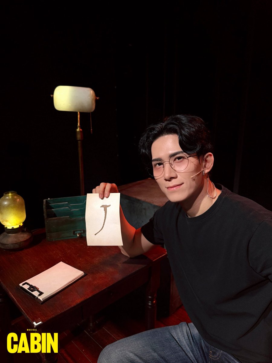 뮤지컬 [#캐빈]

🚪막공 사진 공개

"비가 그쳤네요."
"이제 돌아갈까?"

그동안 #박호산 마이클, #정동화 데이를 사랑해 주신
관객분들께 깊은 감사를 전하며, 
막공 기념사진을 공개합니다.

-
뮤지컬 𝗖𝗔𝗕𝗜𝗡
𝟐𝟎𝟐𝟓.𝟏𝟏.𝟐𝟕-𝟐𝟎𝟐𝟔.𝟑.𝟏
et theatre 1