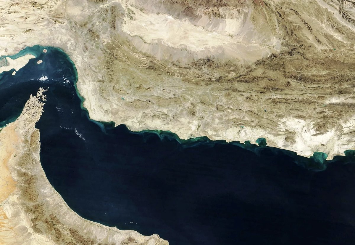 نفي تعليق مرور السفن عبر مضيق هرمز ونسبته لشركة هاباغ لويد