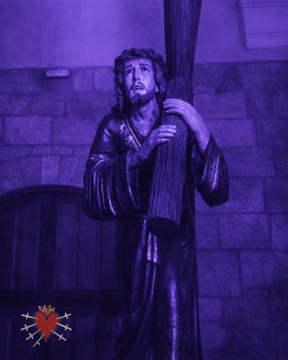 🟣 II Domingo de Cuaresma
Ante el Cristo Arrodillado aprendemos que la verdadera fuerza nace de la oración.
En este tiempo de Cuaresma, no se trata de hacer más ruido,
sino de ponernos de rodillas y volver a lo esencial.
“Este es mi Hijo amado, escuchadle.” (Lc 9,35)