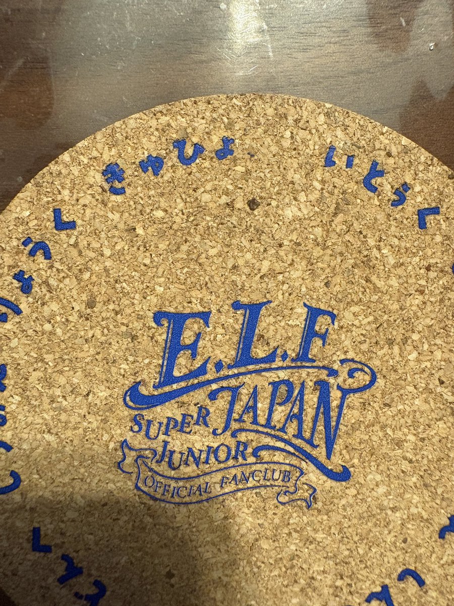 arimototeles's tweet photo. 会報と同封のコースター！「きゅひょ」で正解？他のみんな4文字で揃えてるなら分かるけど剥がれた感あるから気になる… https://t.co/XuOoP1I6Ih