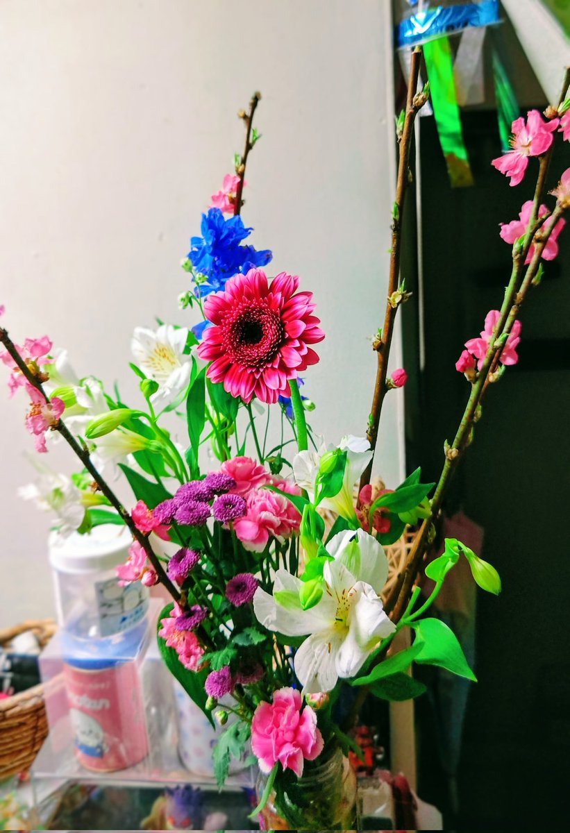 Rayne_katze's tweet photo. 昨日、旦那と娘っこセレクトのお花もらった〜
久しぶりに生けて楽しかった(⁠◍⁠•⁠ᴗ⁠•⁠◍⁠) https://t.co/vpxz1ufoie