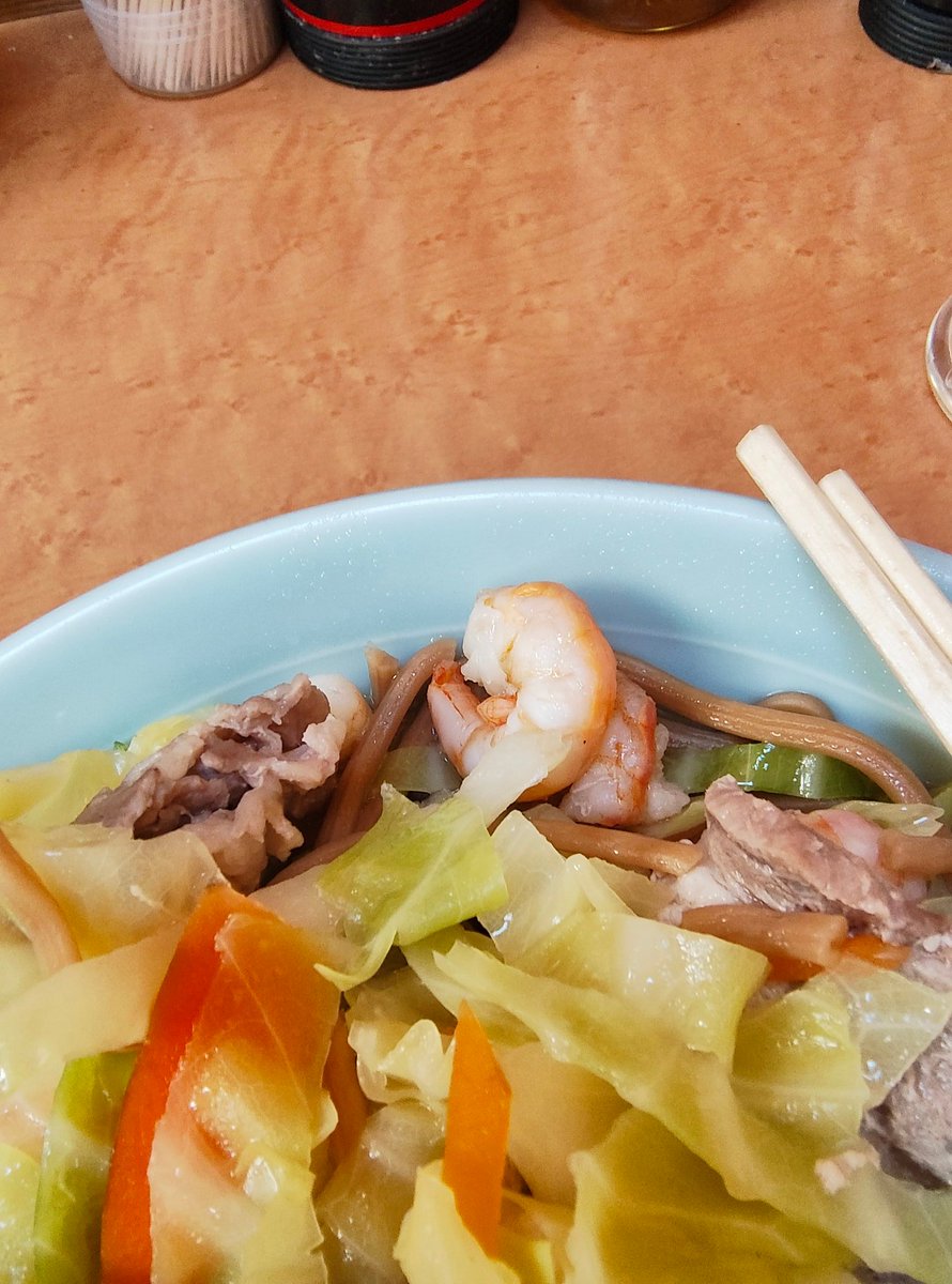 n821_billy's tweet photo. 麺類なのに、沢庵が付いてくる。
普通と大とかではなく「特」
普通が500円
特が700円
なのにえび、いか、そして、お肉がたっぷり。
味付けも独特でした。
ちなみにおいどんは
特注文で
汁まで飲み干しました。 https://t.co/qBN2JZbZFf
