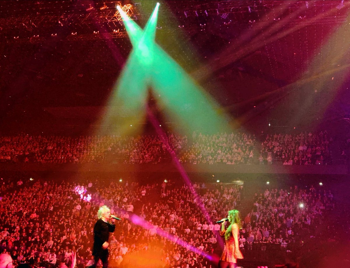 Showtime mon bébé ton désir est un sentier. Devant moi, garde le mouvement secret et puis après s'écraser contre le mur entre nous, c'est la peau, c'est juste ça. 
Toi et moi ça va se passer là. 

#Indochine Bercy 8 Showtime baby 🤩🔥