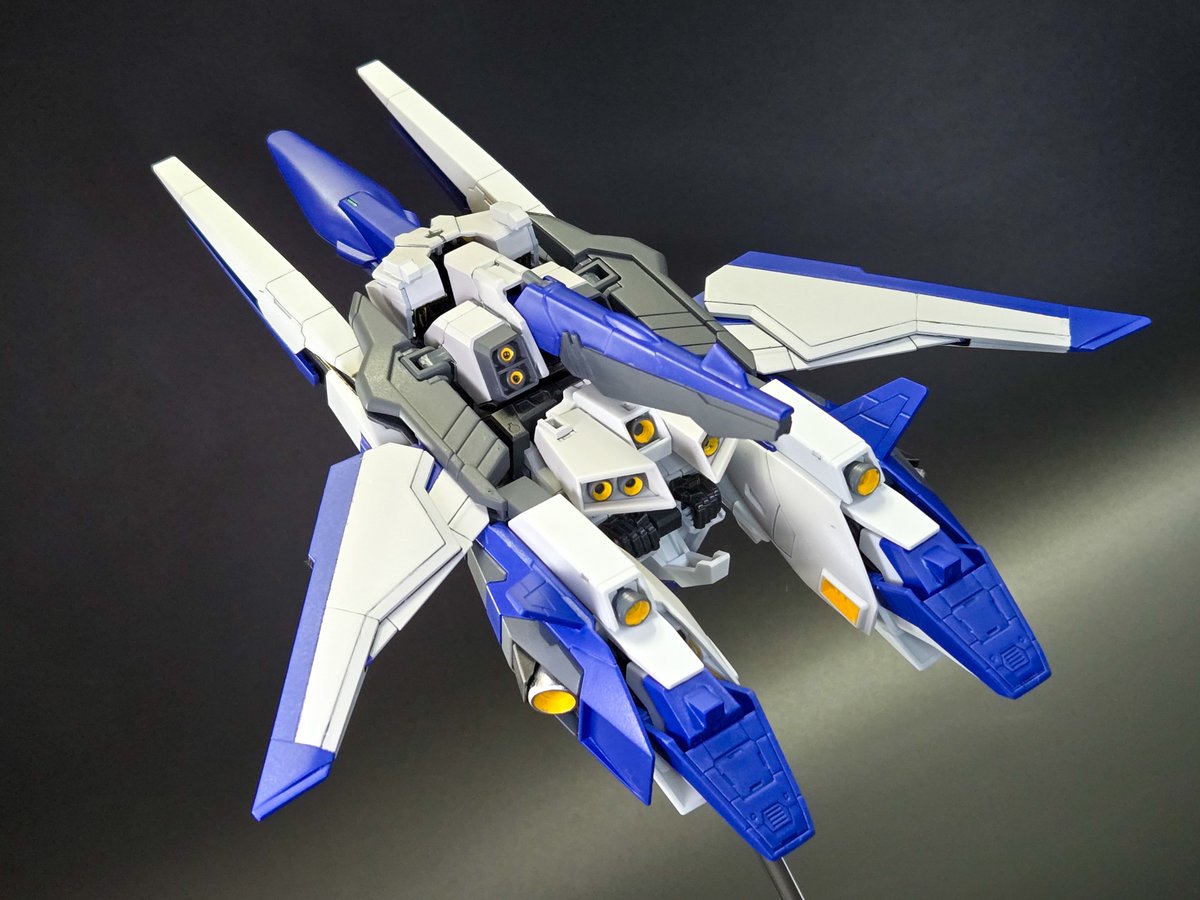 Funa_moto's tweet photo. [WR形態]
ムラサメ改のフレームの採用により、ベース機とは異なる変形機構となった高機動形態。
推進機の集約による速度向上だけでなく、頭部メガカノン以外の全ての射撃兵装が前面に向くため突撃に向いた形態でもある。
本機はこの形態による一撃離脱戦法を得意とする。 https://t.co/QOSf2arm7q