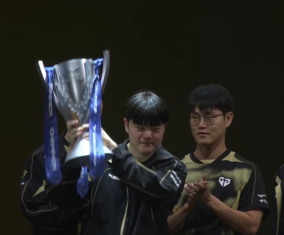 리리링 tweet media