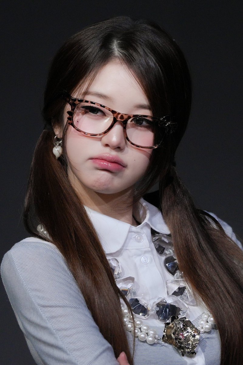 her and these glasses ugh i love it

ive secret era                                  revive+ era