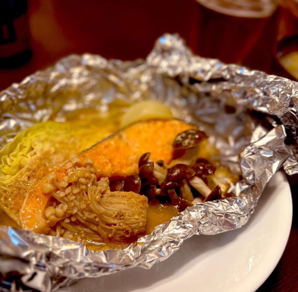 今夜はこれ！鮭のホイル蒸し〜☝️
エノキとシメジとお野菜が鮭を美味しくしてくれる！甘くて美味いのだ😋🫶

味噌にみりんと砂糖、すりごまをまじぇまじぇして甘いタレをかけてね
蒸し器がなくてもトースターにぶっ込んで適当に熱を入れてもできるよ💭

#いいもん食ったよ