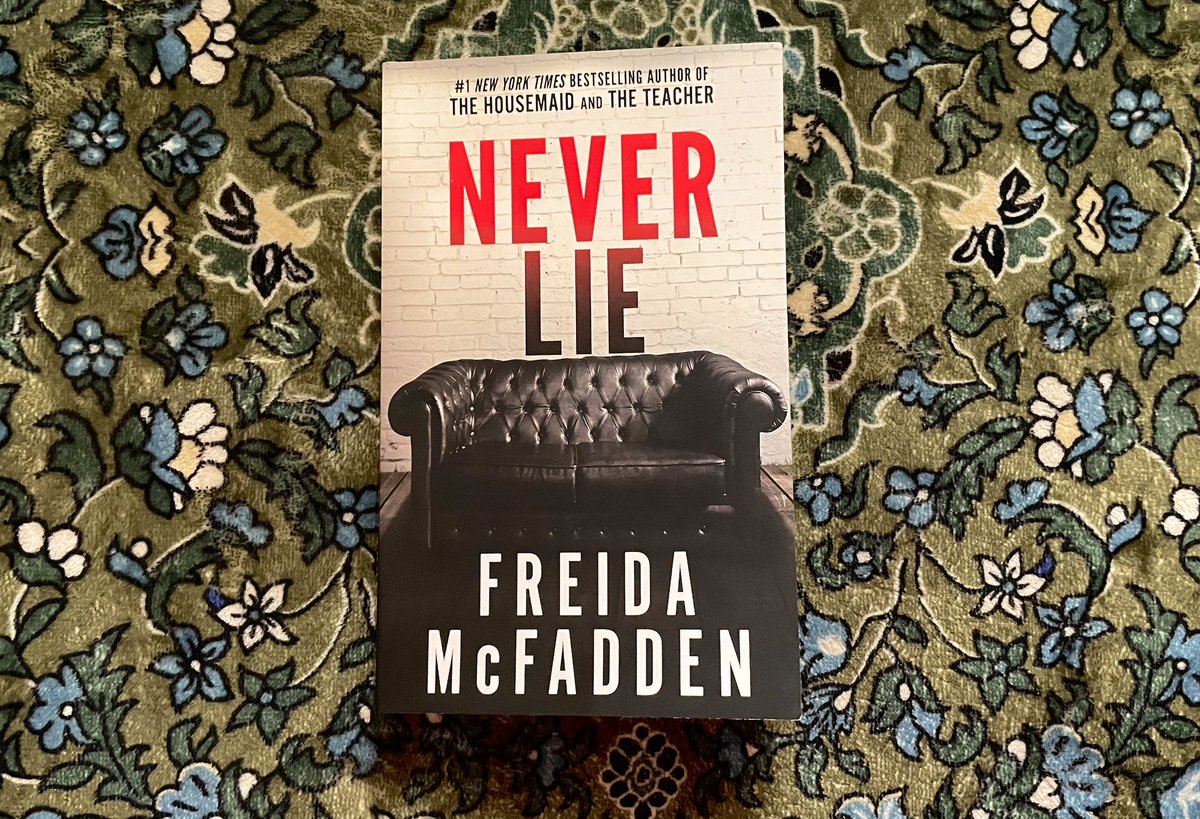 bielbiey's tweet photo. THIS BOOK IS SO CRAZYYY!!!!!! OMG I LOVE FREIDA SO MUCH😭💖💖💖

NEVER LIE - Freida McFadden 
1000/10⭐ (thriller psychology) 

I finished this book in ONE DAY! Every chapter is a page-turner and gives me goosebumps. This book is as good as “The housemaid” 

Please @gramedia tolong dibuat versi Indonesianya🙏🏻😭😭