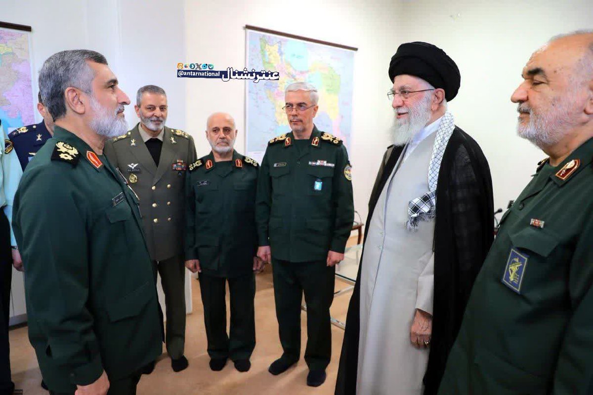 Amar1364's tweet photo. در آستانه طلوع خورشيد، ستارگان یک به یک غروب می‌کنند پس به هنگام ظلمت شب و ناپدید شدن ستارگان، پروردگارت را تسبیح گوی...
سوره طور آیه۴٩
#یا_منتقم https://t.co/FvOCf9TNIS