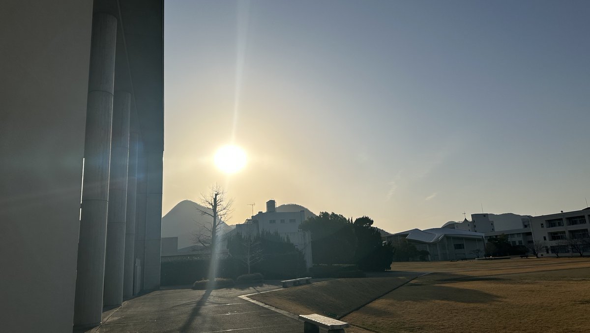 naonr's tweet photo. 四国学院大学身体表現と舞台芸術メジャー13期生卒業公演「toi toi toi」をノトススタジオで観劇...
13期生の皆さまによる4作品を観て「あぁ繋がっている」と得心する瑞々しくも深遠な境地が表現された舞台...キャスト・スタッフの皆さま全てが特別な存在...ずっとの記憶、本当にありがとうございました https://t.co/7aCAbJbSzi