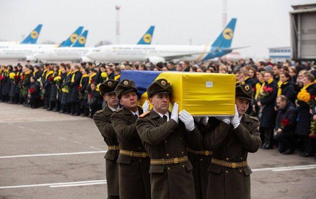 ann_rattie's tweet photo. Let me remind you that 6 years ago, the Iranian military shot down a UIA aircraft
Then 176 people died including 11 Ukrainians.
9 crew members.
No payment to the victims' families.
Then the Iranian Shaheds for the Russians and even more Ukrainian victims of the Ayatollah's regime https://t.co/9UOWlWLHVj
