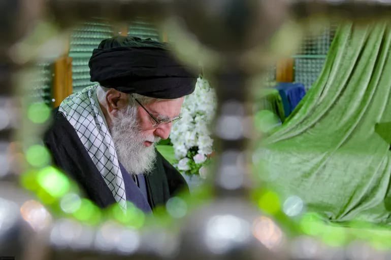 EspoirLukusa's tweet photo. 🇮🇷 #IRAN | 🇮🇱 #ISRAËL

💥Selon les médias d'État iraniens, le Guide suprême Ali Khamenei est en vie et est aux commandes. https://t.co/kByUv0x5pH