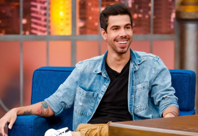 > Você é o Balian

> O preço de um iPhone Pro Max de 1TB no Brasil custa R$15.499 no site oficial da Apple

> Você decide viajar para os EUA APENAS com esse dinheiro pra comprar esse iPhone

> Você compra as passagens de ida e volta por R$2.638

> O visto de turista sai por R$800