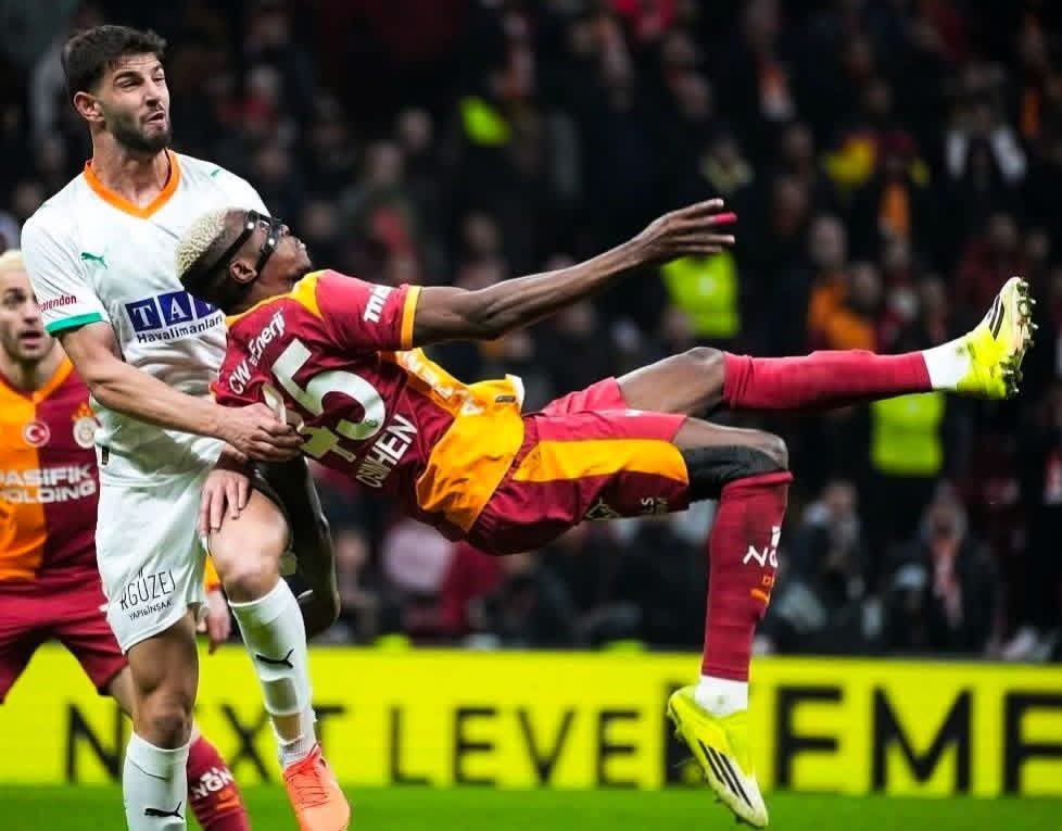 cassioo_lincoln's tweet photo. 🚨Ahmet Ercanlar;
Lig değil #sirk.Osimhen röveşatada tehlikeli hareket,Torreira sevinçte tribünlere çıkıyor kart yok Ali Şansalan 1 yıl daha #FIFA kalmayı garantiliyor.Sirk liginin palyaçolarısınız.

Tribüne çıkınca emaneti tutana kart yok da,buna mı kırmızı var fenerin oğlanı:( https://t.co/HMiShxj2cJ