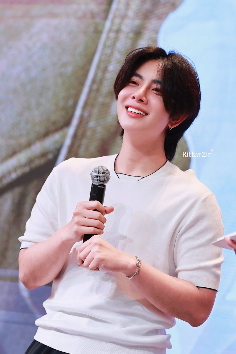 คนได้รับเค้ก                    คนเอาเค้กมาให้

#EarthTheaterOfLove 
#ExploreOurTheEarth2026
#RittarZirPhoto #เอิร์ทมิกซ์