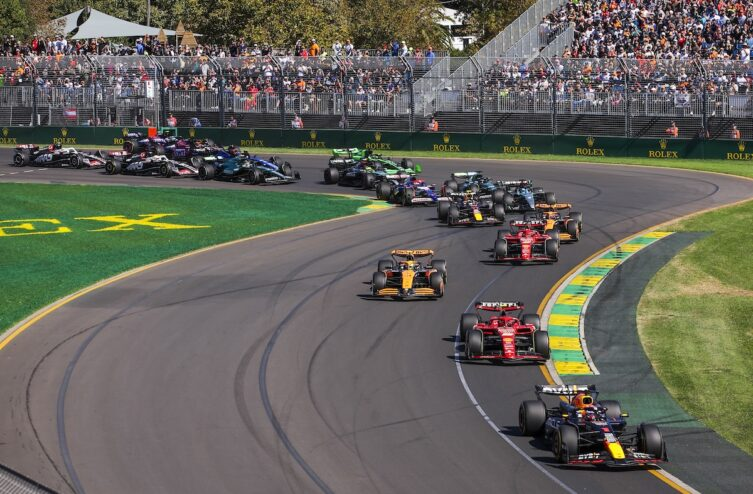🏁 R A C E   W E E K 🏁

😭 ¡VUELVE LA F1!

🇦🇺 Primera parada: GP de Australia

▶️ Incertidumbre, emoción y caos. Eso es lo que todos esperamos de este primer GP de la temporada 2026

‼️ Muchos cambios respecto a los test

😴 Eso sí, habrá que madrugar MUCHO

❓ ¿Tenéis ganas?