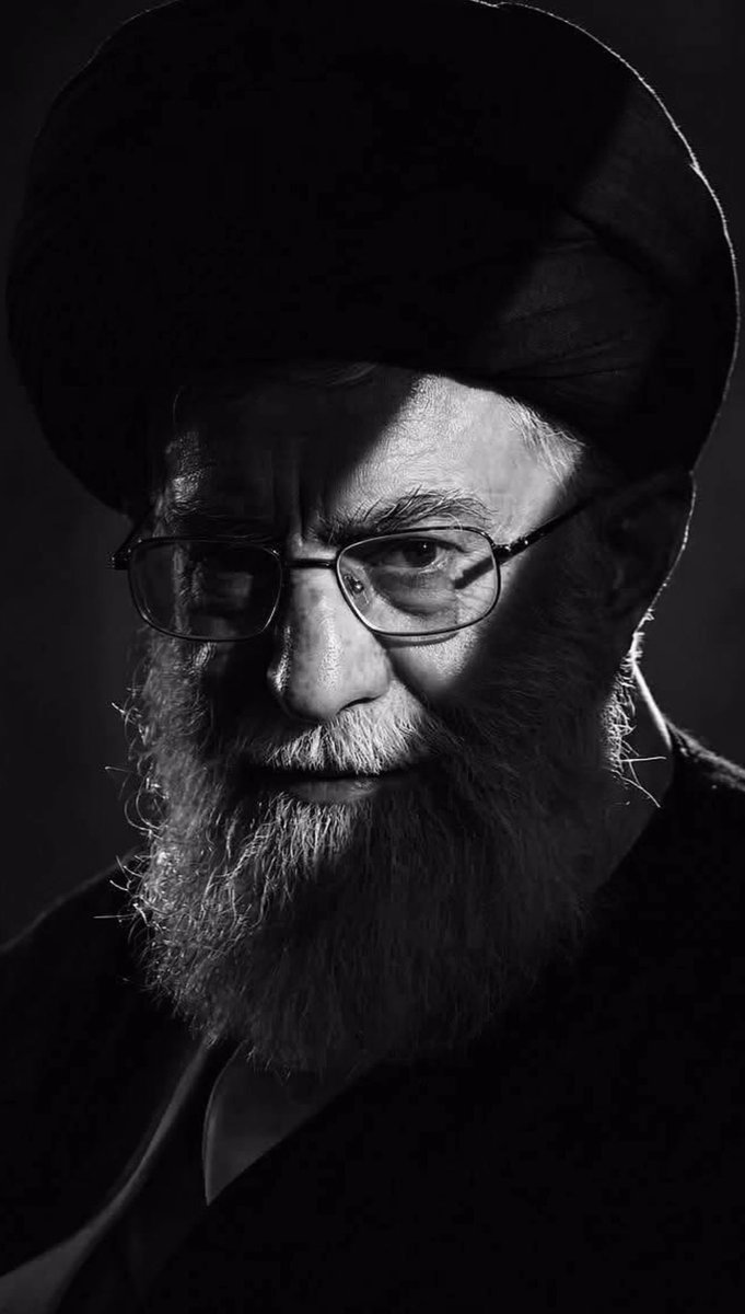 ۲۹ خرداد ۱۳۸۸ گفت «جان ناقابلی» دارد و اشک تمساح ریخت؛ اما همان خطبه، دستور سرکوب مردم معترض بود. ۳۰ خرداد بازداشت شدم. مأمور توی گوشم گفت: «اشک آقا رو در میاری حرومزاده؟» و بعد کابل را کوبید به کمرم.
از کشته شدنت خوشحالم؛ چون جوانی من و میلیون‌ها ایرانی را تباه کردی.
#خامنه‌ای