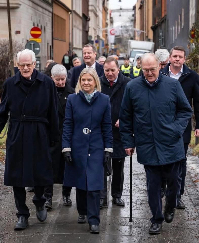 En mycket fin och värdig samling, som så tydligt påminner oss att samtliga socialdemokratiska ledare alltid har valt att ta de ta de svåra besluten för landet och medborgarnas bästa. För som Palme sa när Adelsohn kritisera S ”Hälsa honom att utrikespolitik är inga pajaskonster.