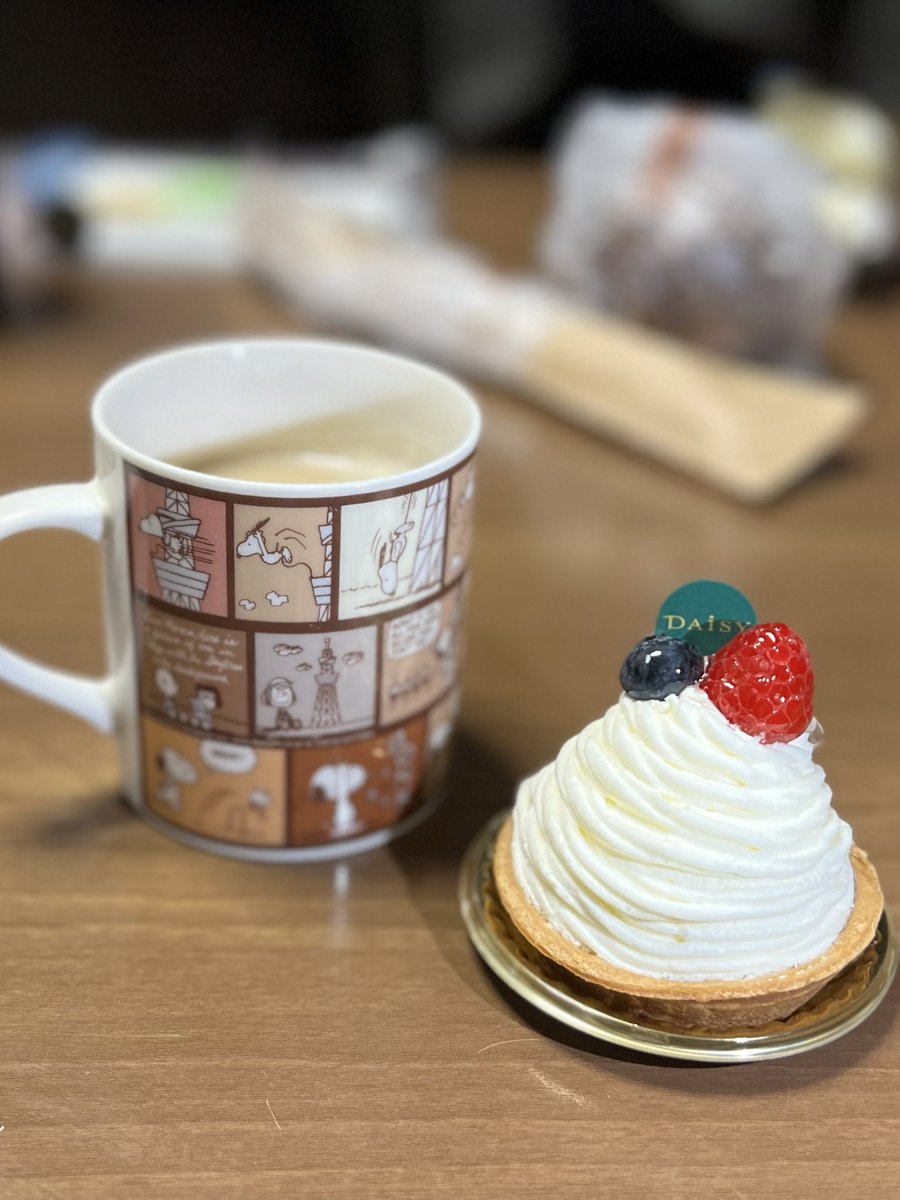 かなり久しぶりの投稿です。
2月は寒いせいか喘息を
リピート🔁しちゃてました💦
前にデイジーに行ったとき
中でランチを食べてケーキを
持ち帰りにしてオヤツの時間に
食べました〜♪どちらも美味しかった😊