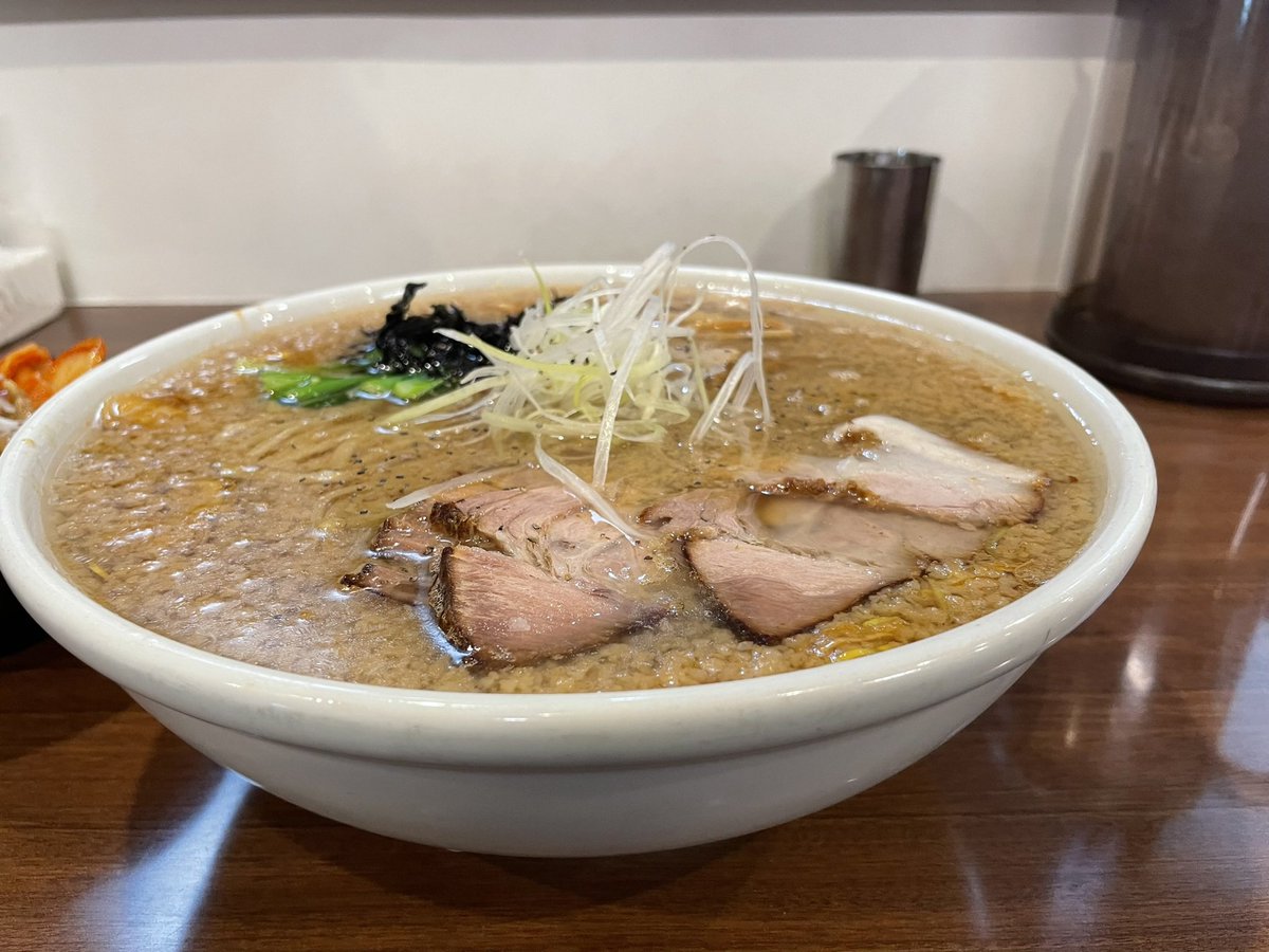 waruruke's tweet photo. 『麺や　真登』

〜長岡駅喜多町〜

「背脂生姜醤油ラーメン　漢盛」

「鶏とろ丼」

今回は真登さんへ行ってきました！

背脂生姜醤油を漢盛で注文！

生姜の効いたスープと背脂の相性抜群！

そこに太麺もよく絡んで最高でした！

また鶏とろ丼も絶品でした！

美味しかったです！

ぜひ！ https://t.co/KJUgpTtTPQ