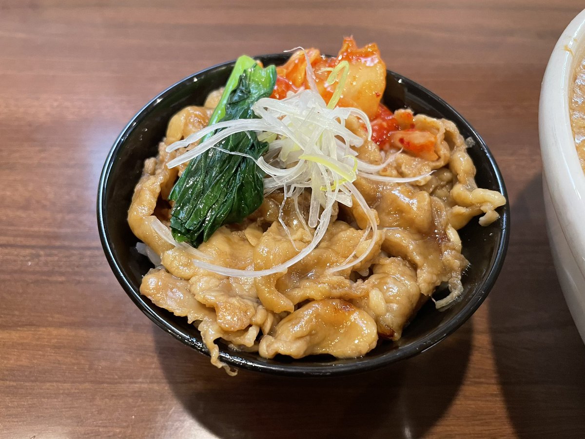 waruruke's tweet photo. 『麺や　真登』

〜長岡駅喜多町〜

「背脂生姜醤油ラーメン　漢盛」

「鶏とろ丼」

今回は真登さんへ行ってきました！

背脂生姜醤油を漢盛で注文！

生姜の効いたスープと背脂の相性抜群！

そこに太麺もよく絡んで最高でした！

また鶏とろ丼も絶品でした！

美味しかったです！

ぜひ！ https://t.co/KJUgpTtTPQ