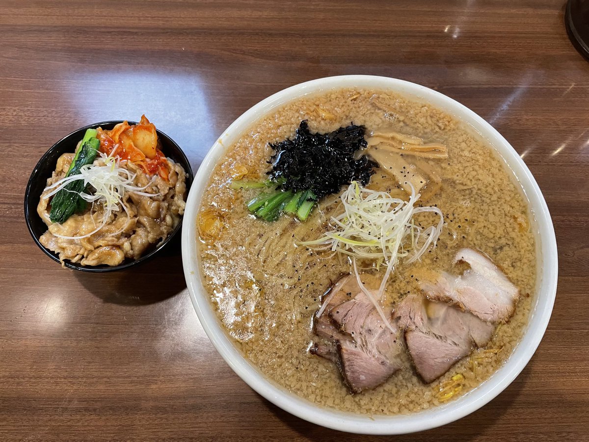 waruruke's tweet photo. 『麺や　真登』

〜長岡駅喜多町〜

「背脂生姜醤油ラーメン　漢盛」

「鶏とろ丼」

今回は真登さんへ行ってきました！

背脂生姜醤油を漢盛で注文！

生姜の効いたスープと背脂の相性抜群！

そこに太麺もよく絡んで最高でした！

また鶏とろ丼も絶品でした！

美味しかったです！

ぜひ！ https://t.co/KJUgpTtTPQ