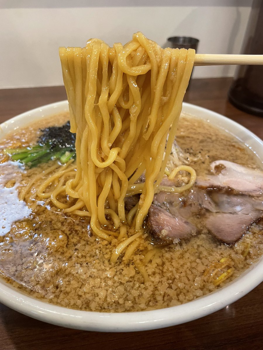waruruke's tweet photo. 『麺や　真登』

〜長岡駅喜多町〜

「背脂生姜醤油ラーメン　漢盛」

「鶏とろ丼」

今回は真登さんへ行ってきました！

背脂生姜醤油を漢盛で注文！

生姜の効いたスープと背脂の相性抜群！

そこに太麺もよく絡んで最高でした！

また鶏とろ丼も絶品でした！

美味しかったです！

ぜひ！ https://t.co/KJUgpTtTPQ