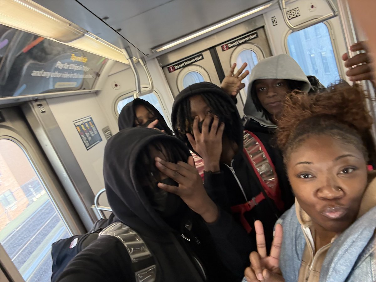 prxtty_b's tweet photo. Actually bumped into 2 totally different groups 😭😭😭 my vlogs are going up rn https://t.co/2aXMxIbc9F